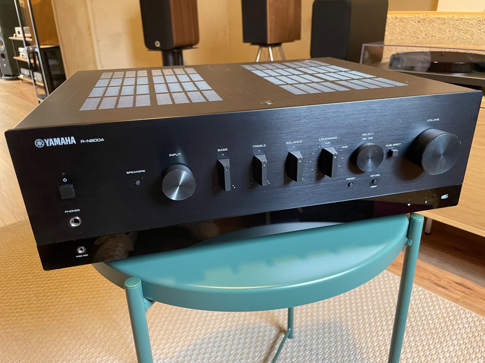 Yamaha R-N800A, vista frontale